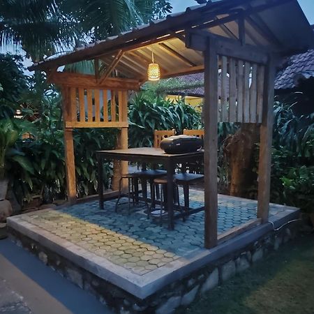 Giri Sari Guest House Pemuteran Exteriör bild