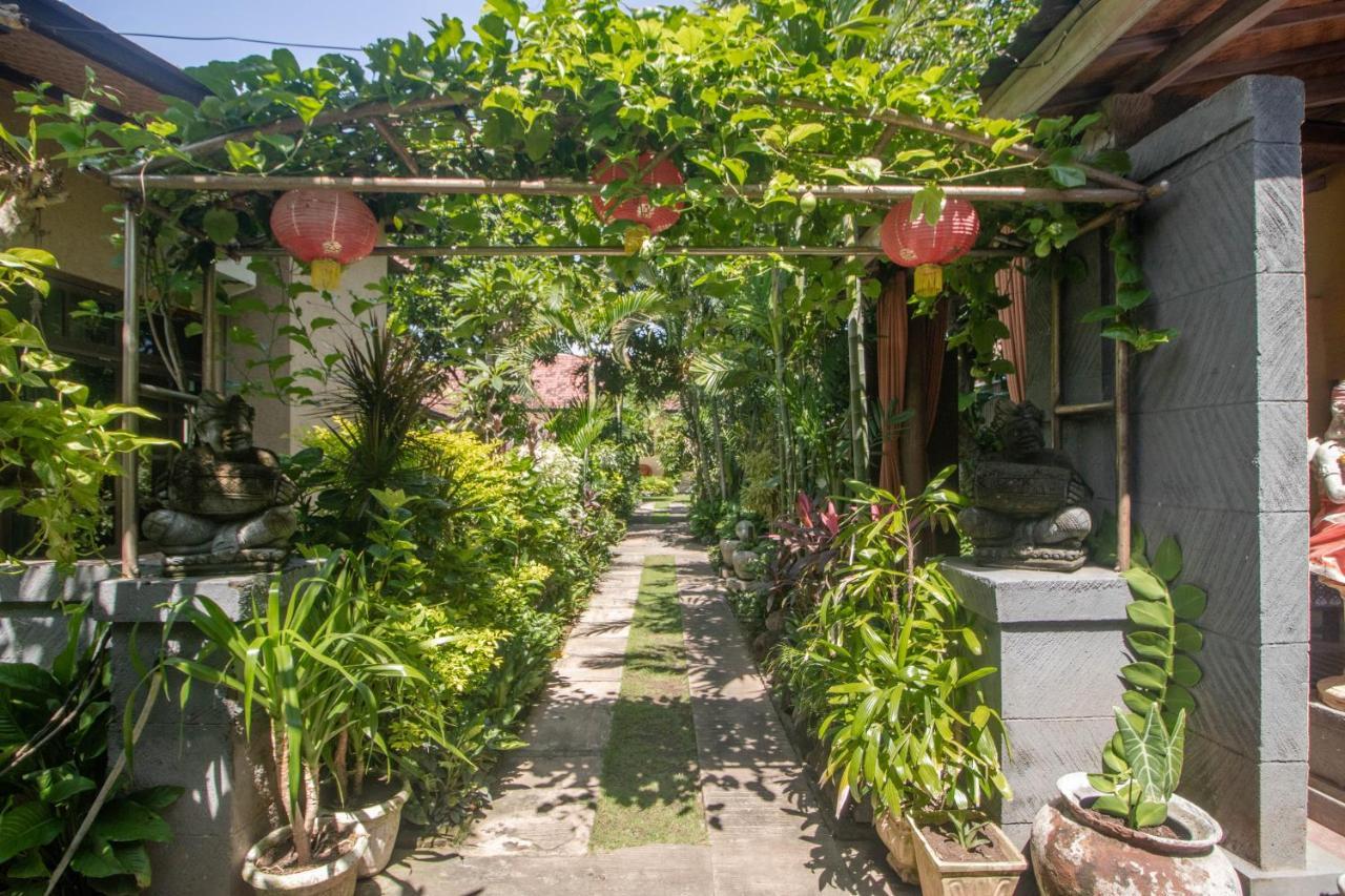 Giri Sari Guest House Pemuteran Exteriör bild