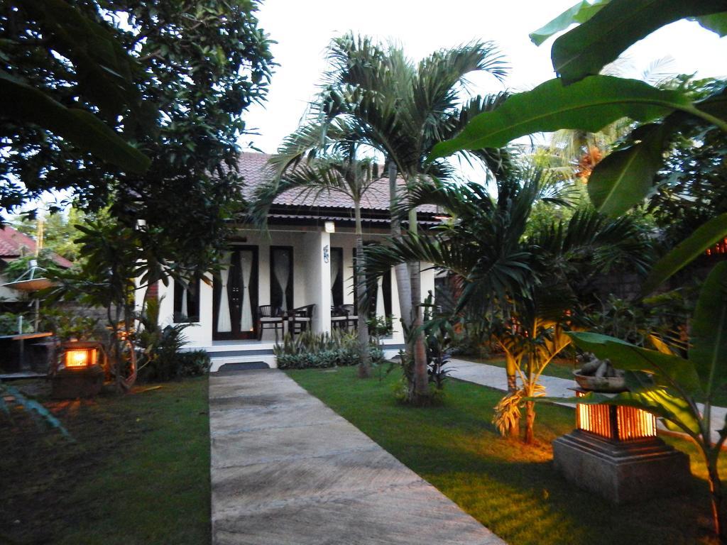 Giri Sari Guest House Pemuteran Exteriör bild