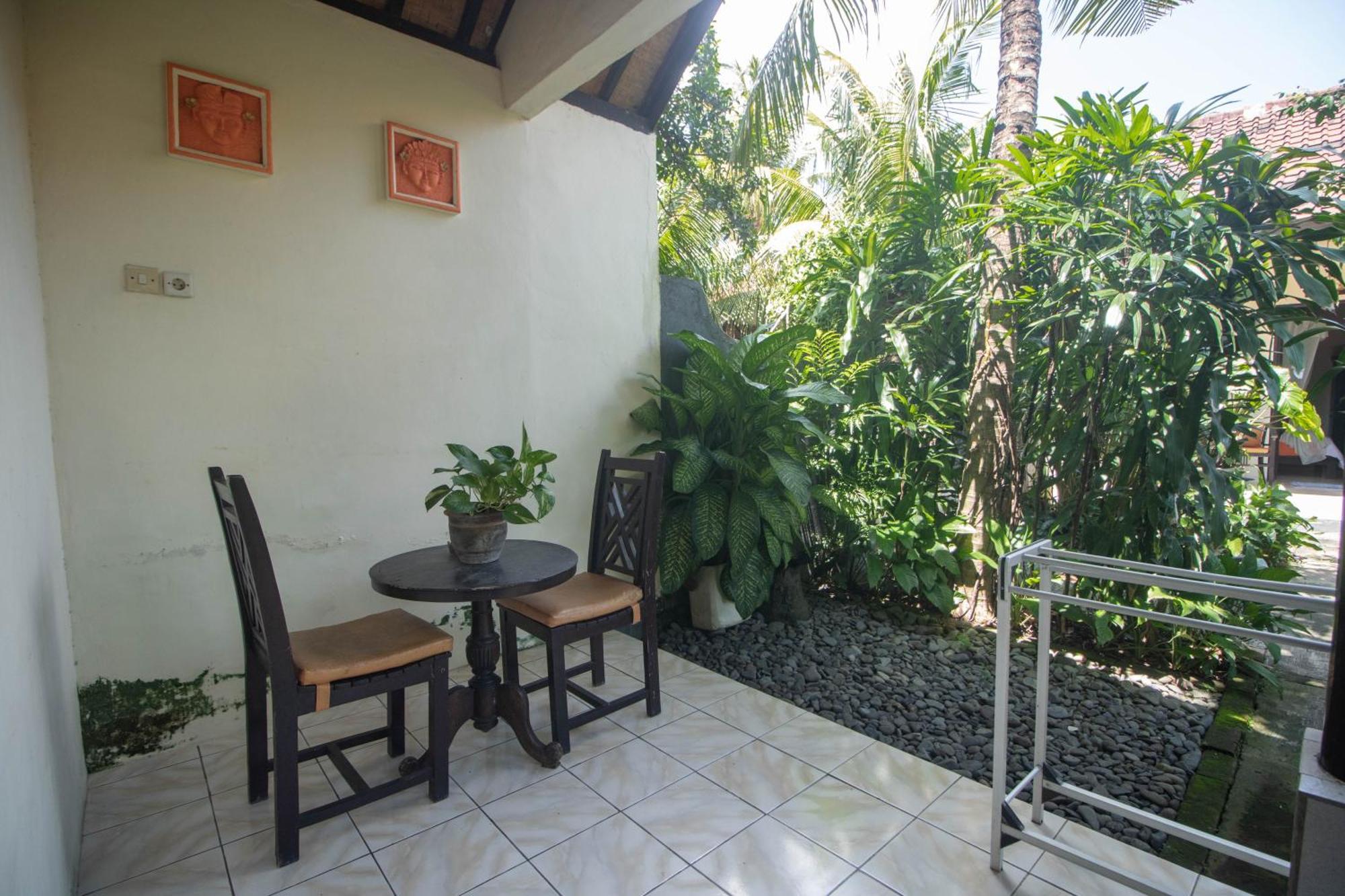 Giri Sari Guest House Pemuteran Exteriör bild