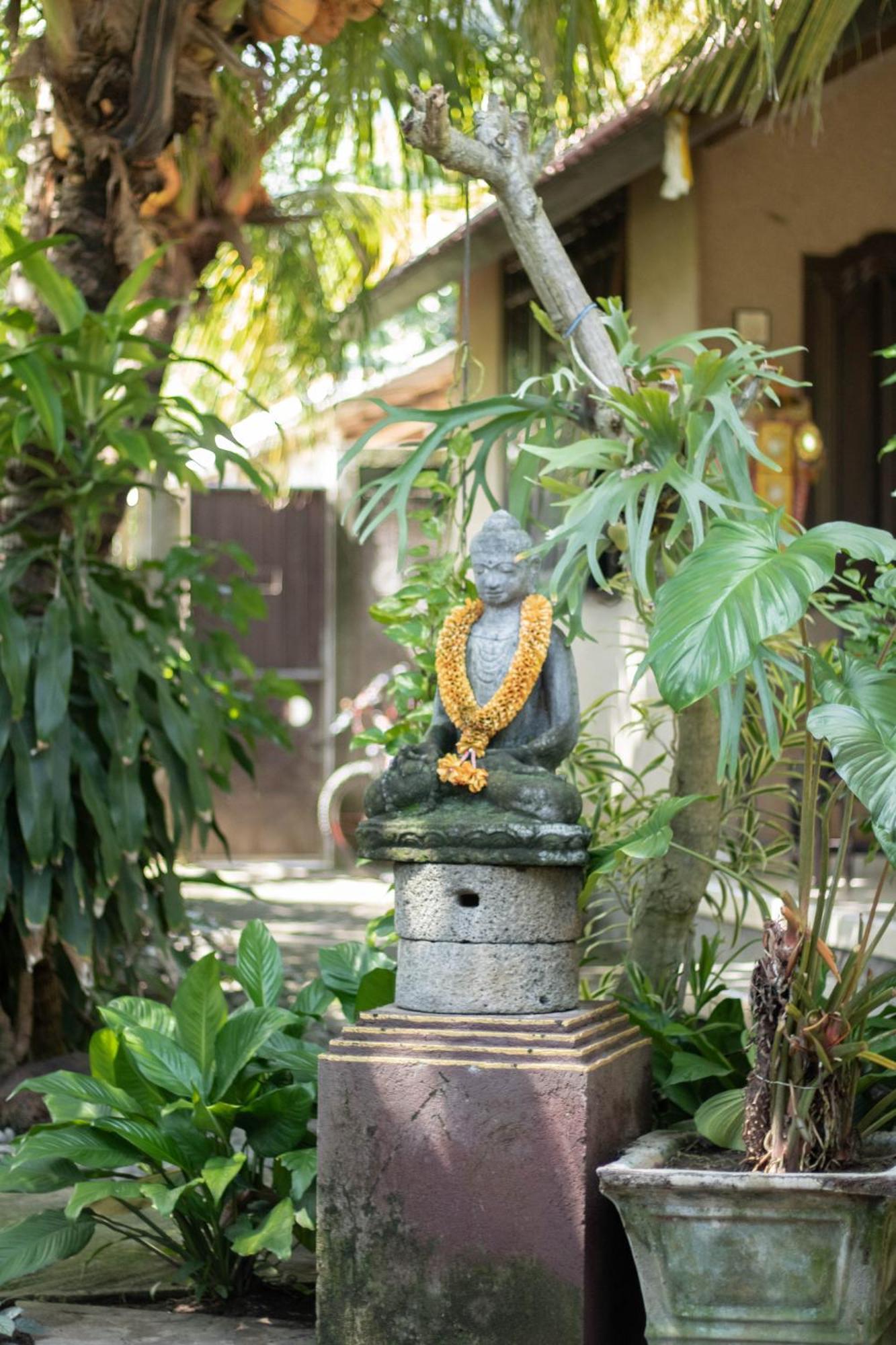 Giri Sari Guest House Pemuteran Exteriör bild
