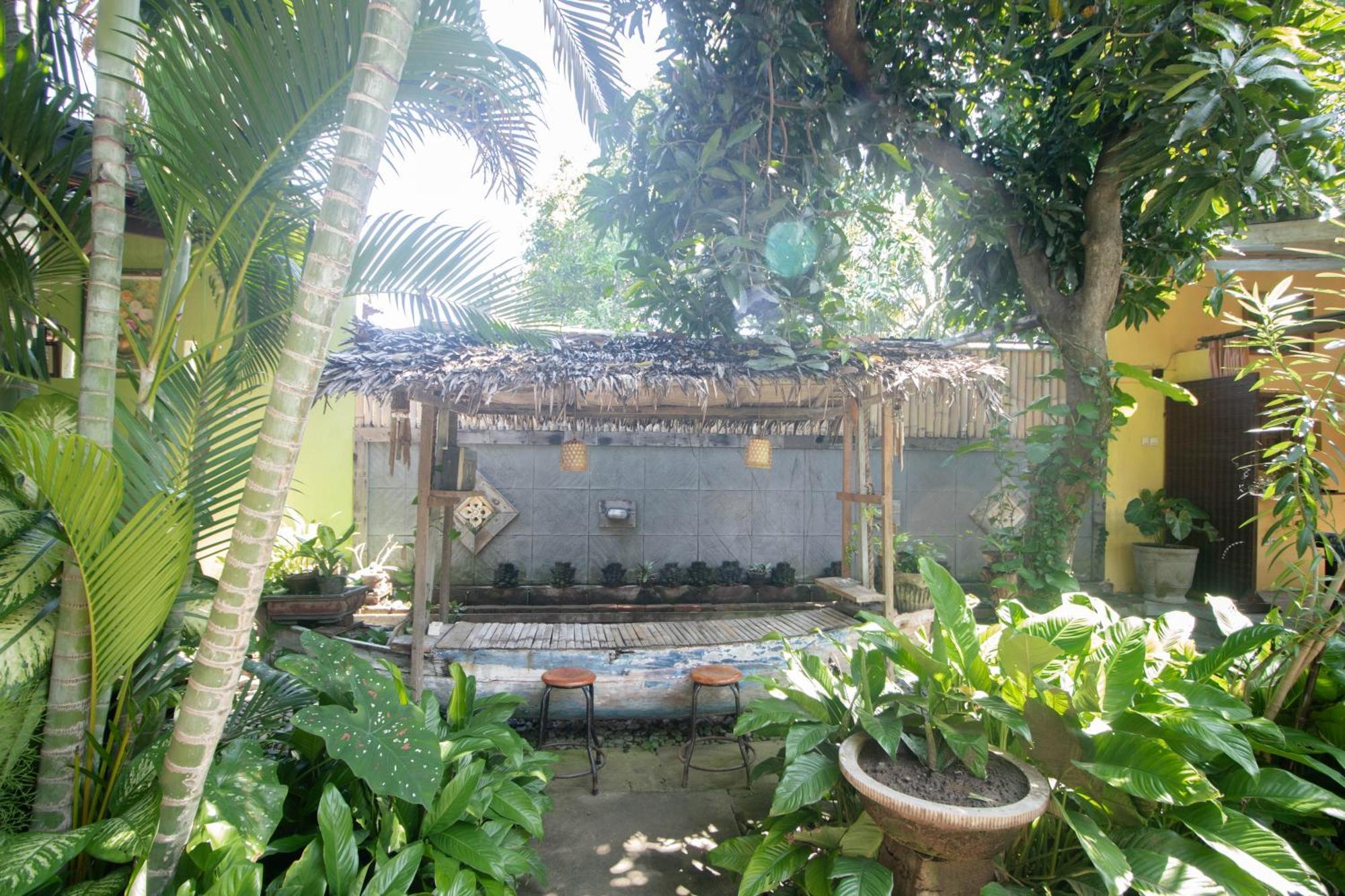 Giri Sari Guest House Pemuteran Exteriör bild